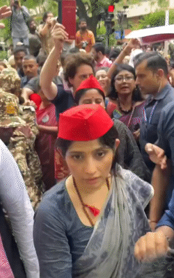 संसद से चुनाव आयोग के ऑफिस तक मार्च के दौरान डिंपल यादव बारिश में भीगती रहीं।