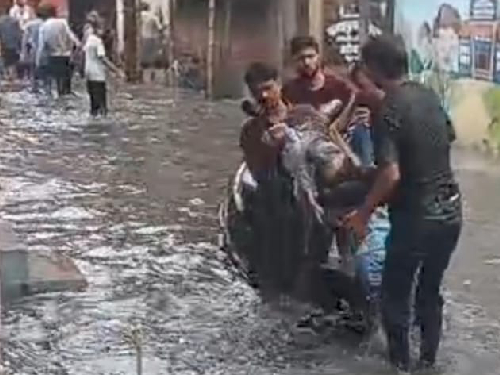आफरीन को नाले से निकालते हुए स्थानीय लोग
