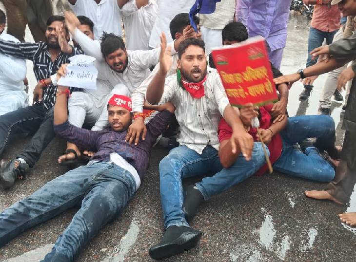 लखनऊ में समाजवादी छात्र सभा के कार्यकर्ताओं ने सोमवार को जमकर हंगामा किया।