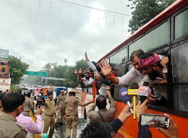 हजरतगंज चौराहे पर दर्जनों की संख्या में जुटे प्रदर्शनकारियों की पुलिस से झड़प हो गई।