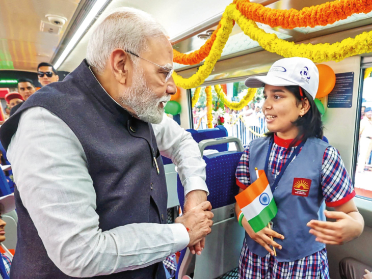 मेट्रो ट्रेप में छात्रा से बात करते मोदी। - Dainik Bhaskar