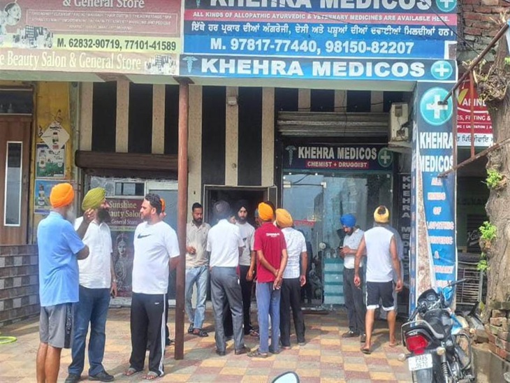 गोली चलने के बाद मौके पर इकट्ठा हुए आसपास के दुकानदार। - Dainik Bhaskar