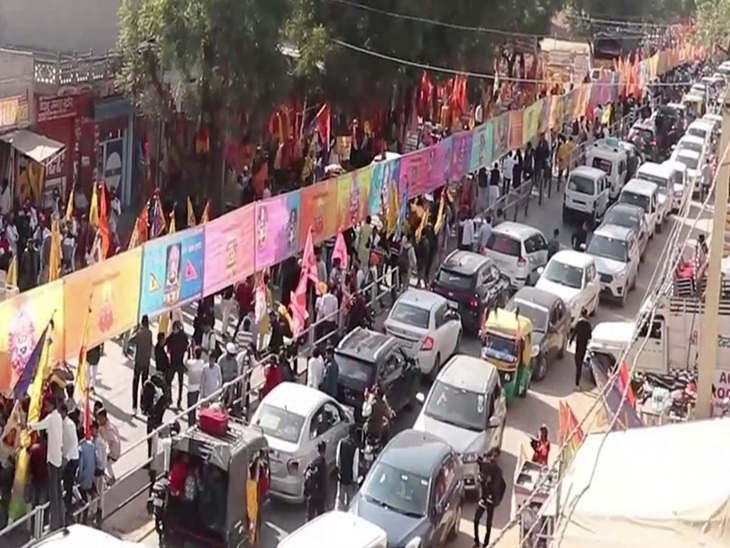 1551 फुट लंबी ध्वज यात्रा में शामिल श्याम भक्त। फाइल फोटो
