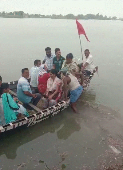 बेगूसराय में बाढ़ के कारण 137 स्कूल और आंगनबाड़ी केंद्र बंद हैं। बच्चे तो स्कूल नहीं आ रहे, लेकिन शिक्षक जान जोखिम में डालकर नाव से स्कूल पहुंच रहे हैं।