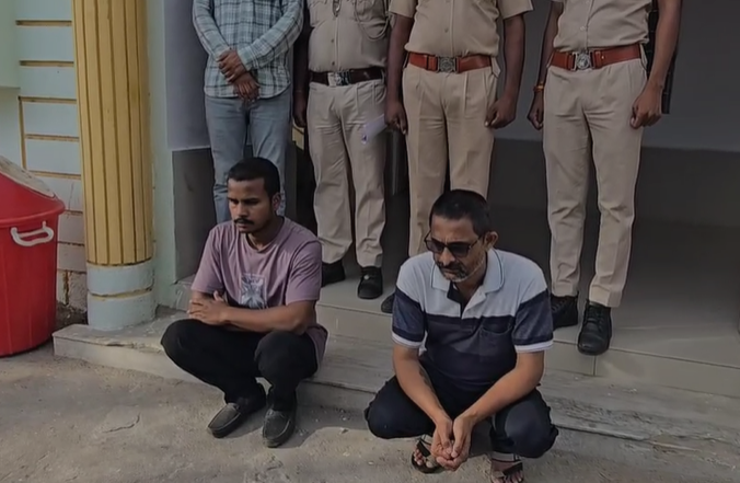 तस्वीर, महाराष्ट्र से प्रोडक्शन वारंट पर लाए मच्छीन्द्र और संतोष की है।
