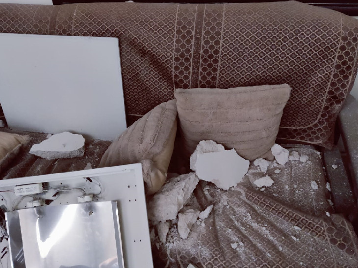 सीमेंट के टुकड़े चैंबर में रखे फर्नीचर पर गिरे।