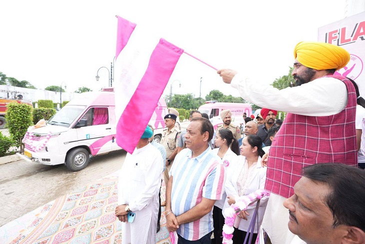 सीएम भगवंत मान कैंसर वैनों को हरी झंडी देते हुए।