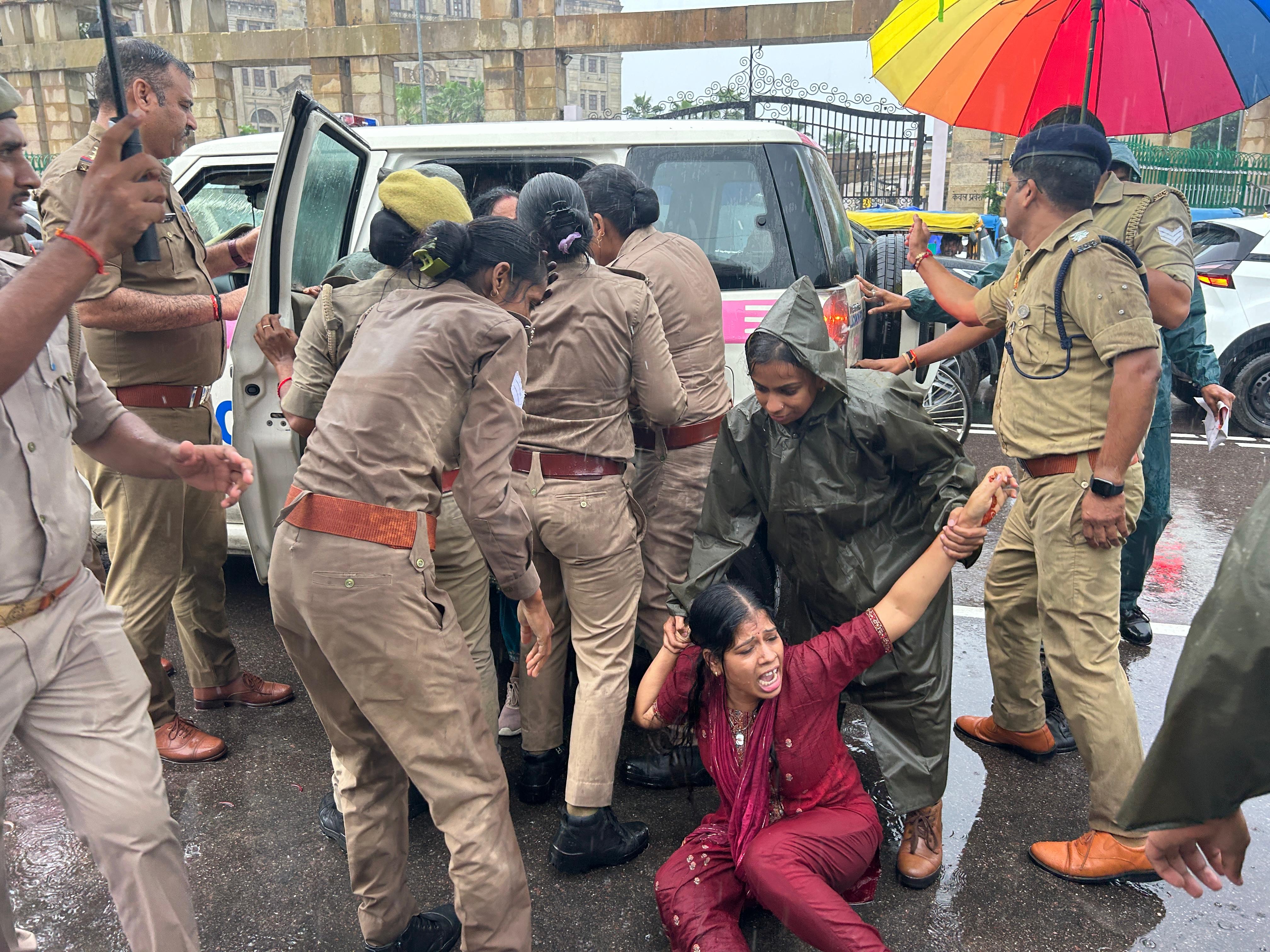 समाजवादी छात्र सभा के बाद समाजवादी महिला विंग ने विधान भवन और लोक भवन के सामने विरोध प्रदर्शन किया।