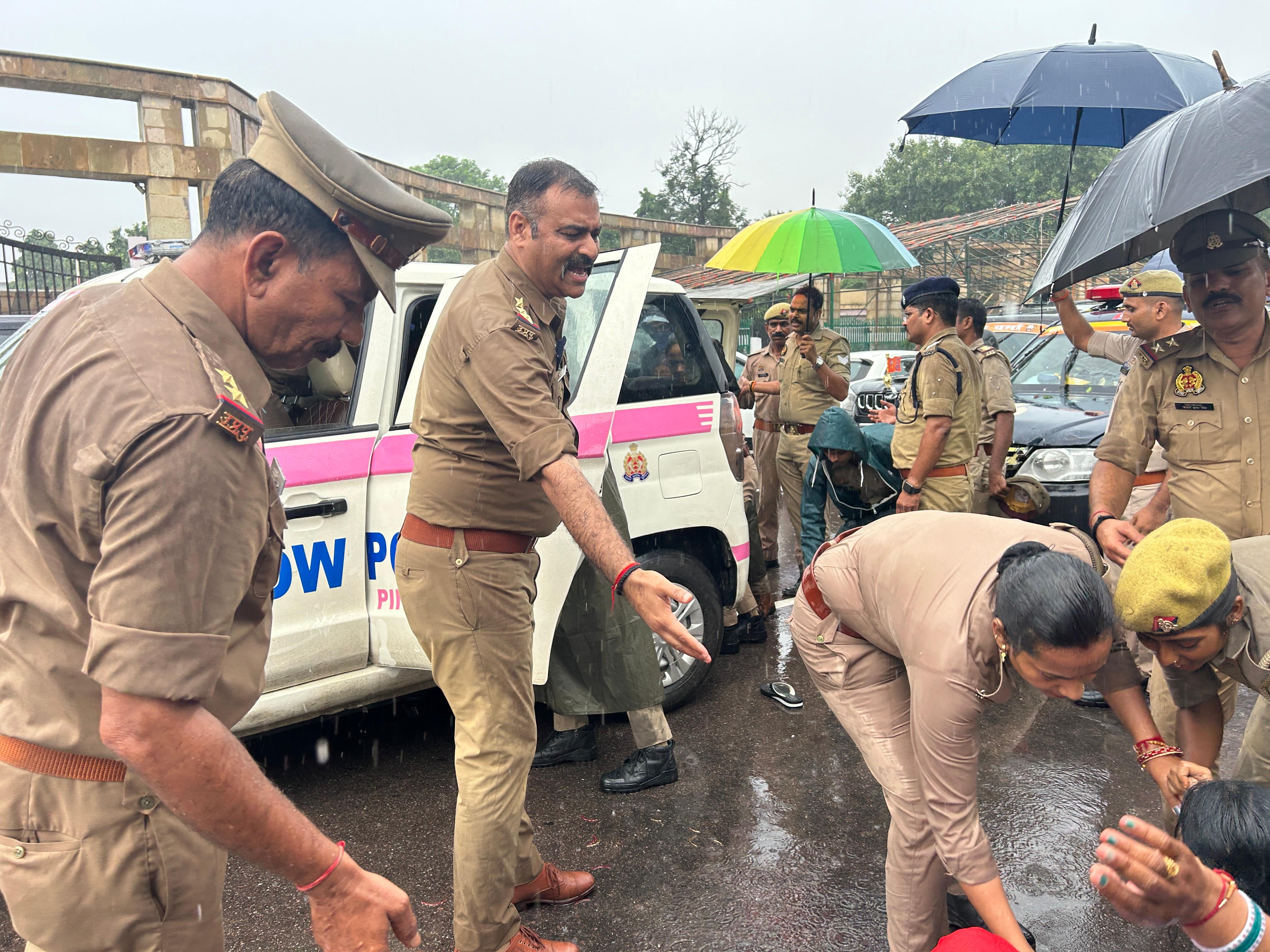 इस दौरान महिलाओं की पुलिस से धक्का मुक्की और नोक-झोंक हुई