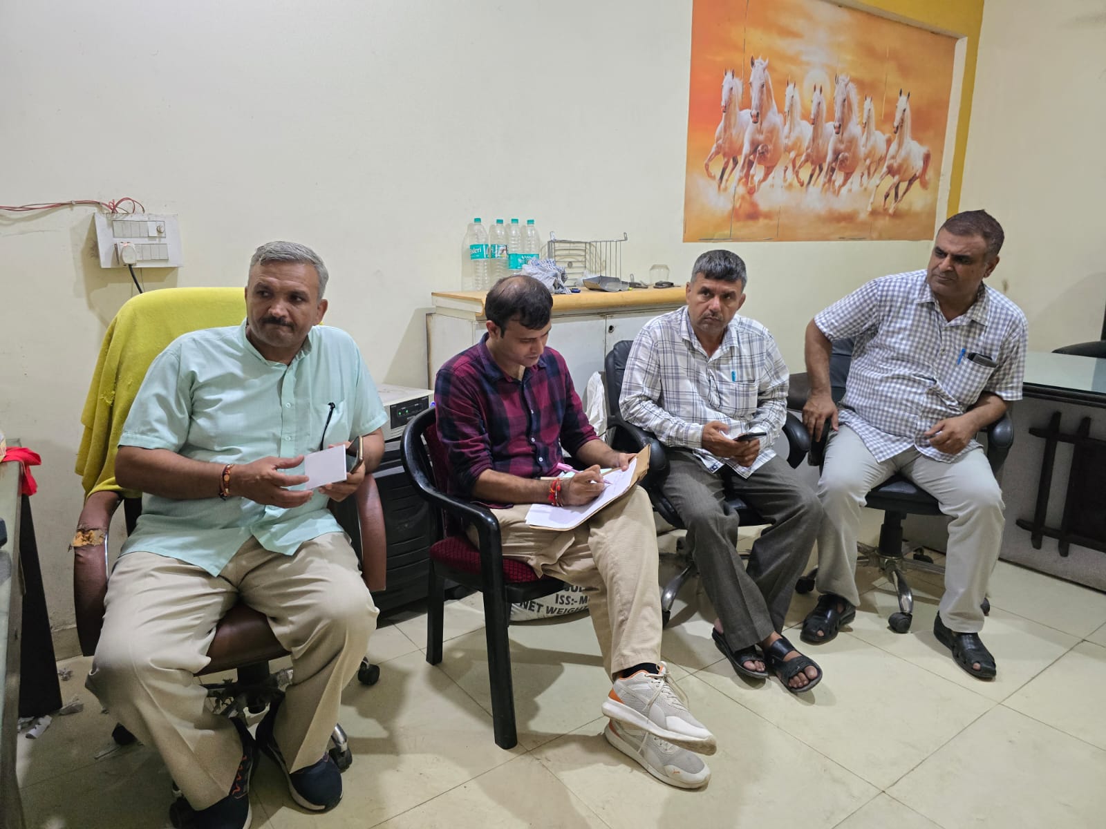 सीएम फ्लाइंग की टीम ने करीबन 2 घंटे तक कार्रवाई की है
