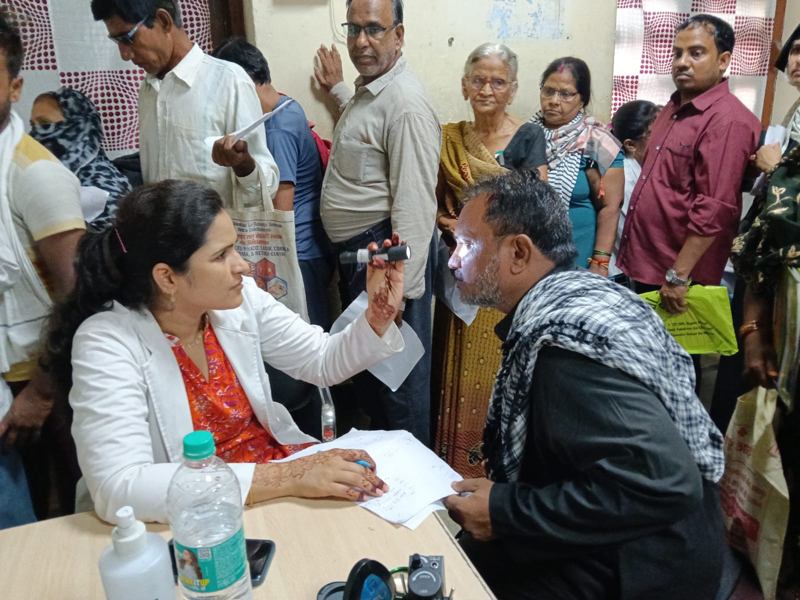 नेत्र रोग विभाग की ओपीडी में मरीज का परीक्षण करती डॉक्टर।