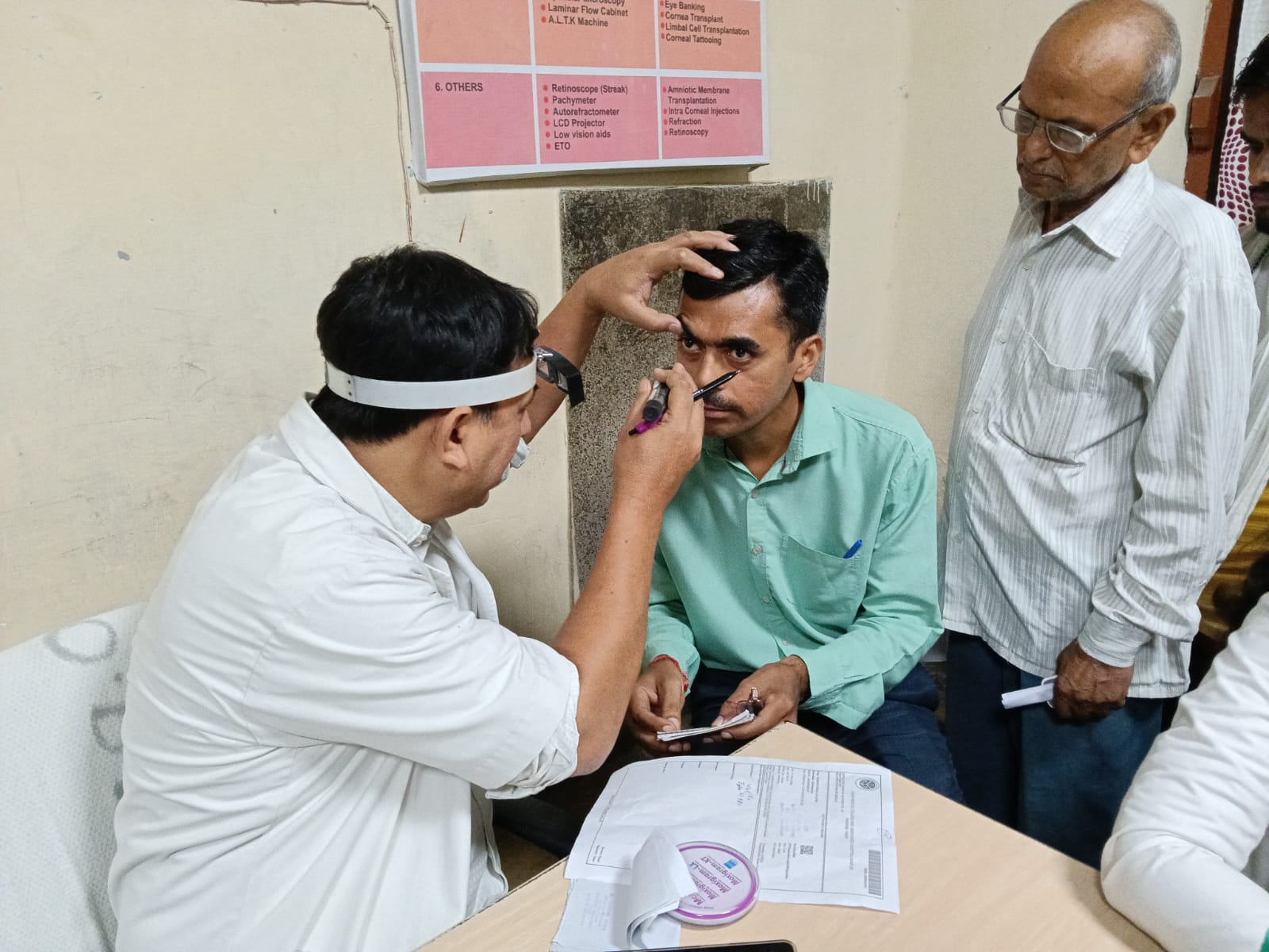 डॉ. परवेज खान से परामर्श लेते मरीज।