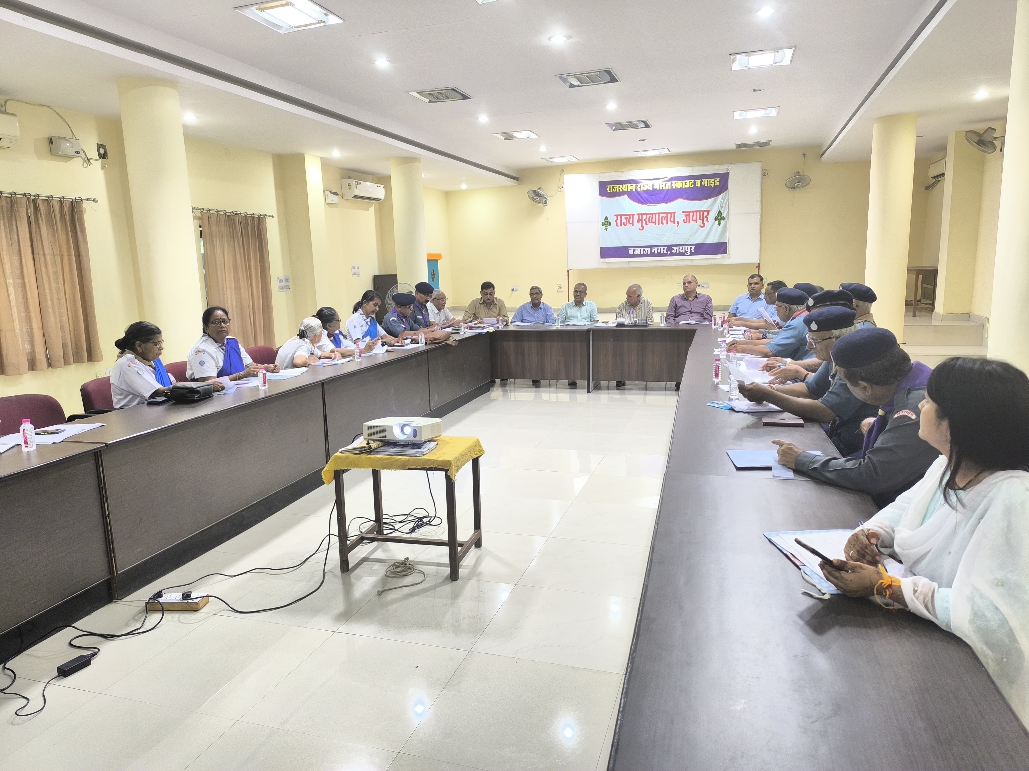 बैठक में करीब 25 सदस्य एवं पदाधिकारी मौजूद रहे।