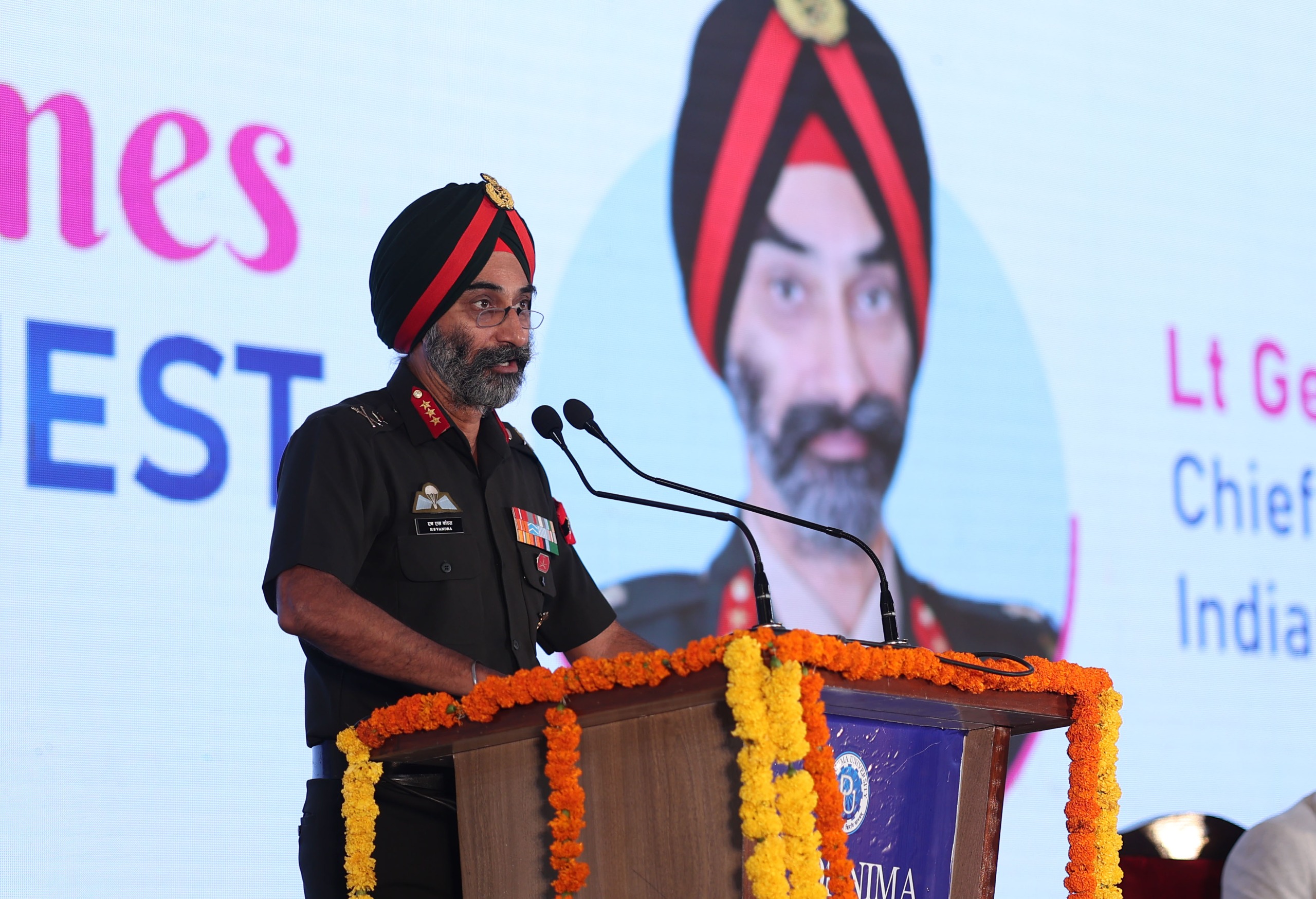 लेफ्टिनेंट जनरल हरबिंदर सिंह वांदरा, एसएम ने स्टूडेंट्स को चहुंमुखी विकास के लिए पर्सनल डेवलपमेंट पर विशेष फोकस करने पर जोर दिया।
