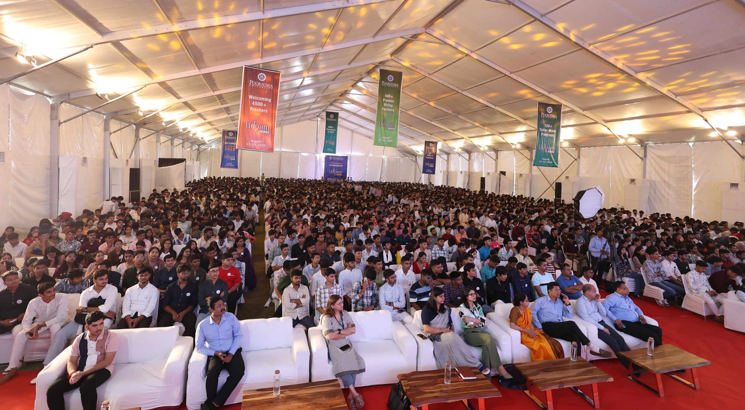 इन स्टूडेंट्स को चार दिनों तक विभिन्न क्षेत्रों की कई प्रमुख शख्सियतों से रूबरू होने का अवसर मिल रहा है।