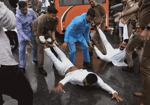 दिल्ली में विपक्षी नेताओं की गिरफ्तारी और चुनाव आयोग पर उठ रहे सवालों को लेकर बारिश के बीच हजरतगंज चौराहे पर जमकर नारेबाजी की।