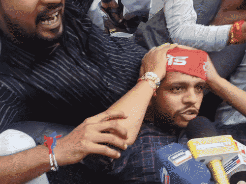 सपा छात्र सभा के पदाधिकारी महेंद्र यादव ने कहा- दिल्ली में गिरफ्तार किए गए सभी विपक्षी नेताओं को तत्काल रिहा किया जाए।