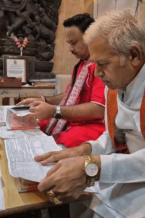 मथुरा के पंडित मृदुल कांत और विष्णु कांत शास्त्री ने पत्रा देखकर शुभ मुहूर्त बताए।