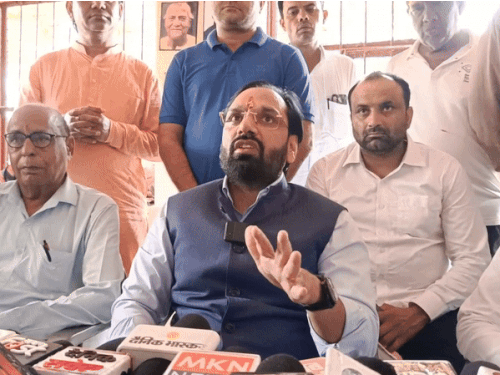 जानकारी देते विधायक देवेंद्र अत्री।