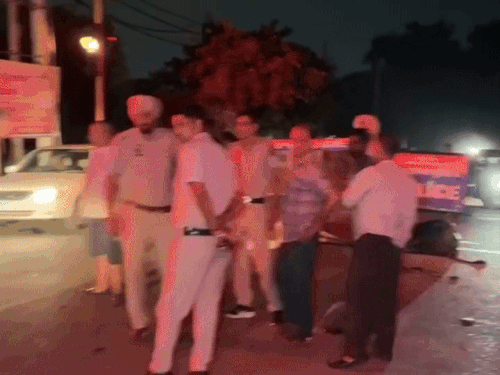 सूचना मिलते ही मौके पर पहुंची पुलिस और घटनास्थल पर लगी लोगों की भीड़।