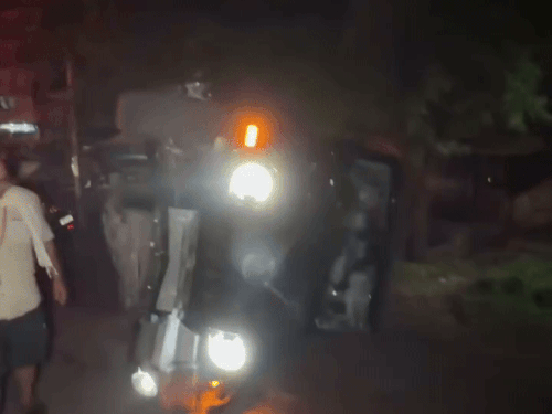 थार के आगे लगा लाल रिबन, जिससे अंदाजा लगाया जा रहा है गाड़ी नई है।