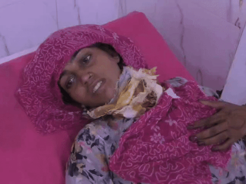 कुमकुम के गले पर 3 इंच गहरा घाव है। आरबीएम हॉस्पिटल में इलाज जारी है।