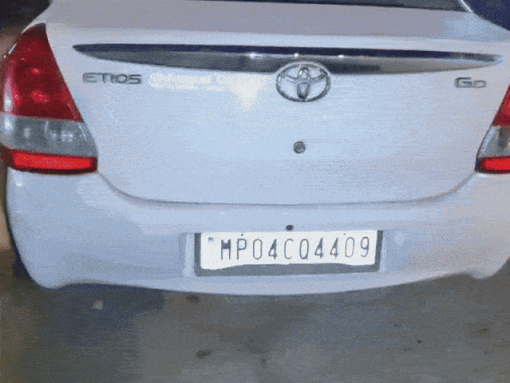 हादसे के बाद आरोपी कार चालक मौके से फरार हो गया।