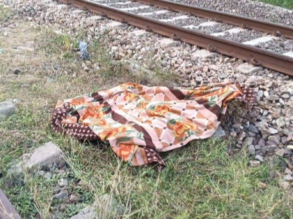 पाली जिले के राजकियावास गांव के निकट ट्रेन की चपेट में आने के बाद मौके पर पड़ा रामदेवरा जातरू का शव। - Dainik Bhaskar