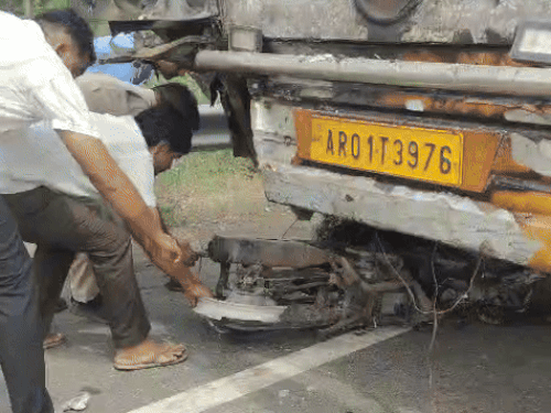 बस के नीच फंसी बाइक जलकर कबाड़ बन गई।