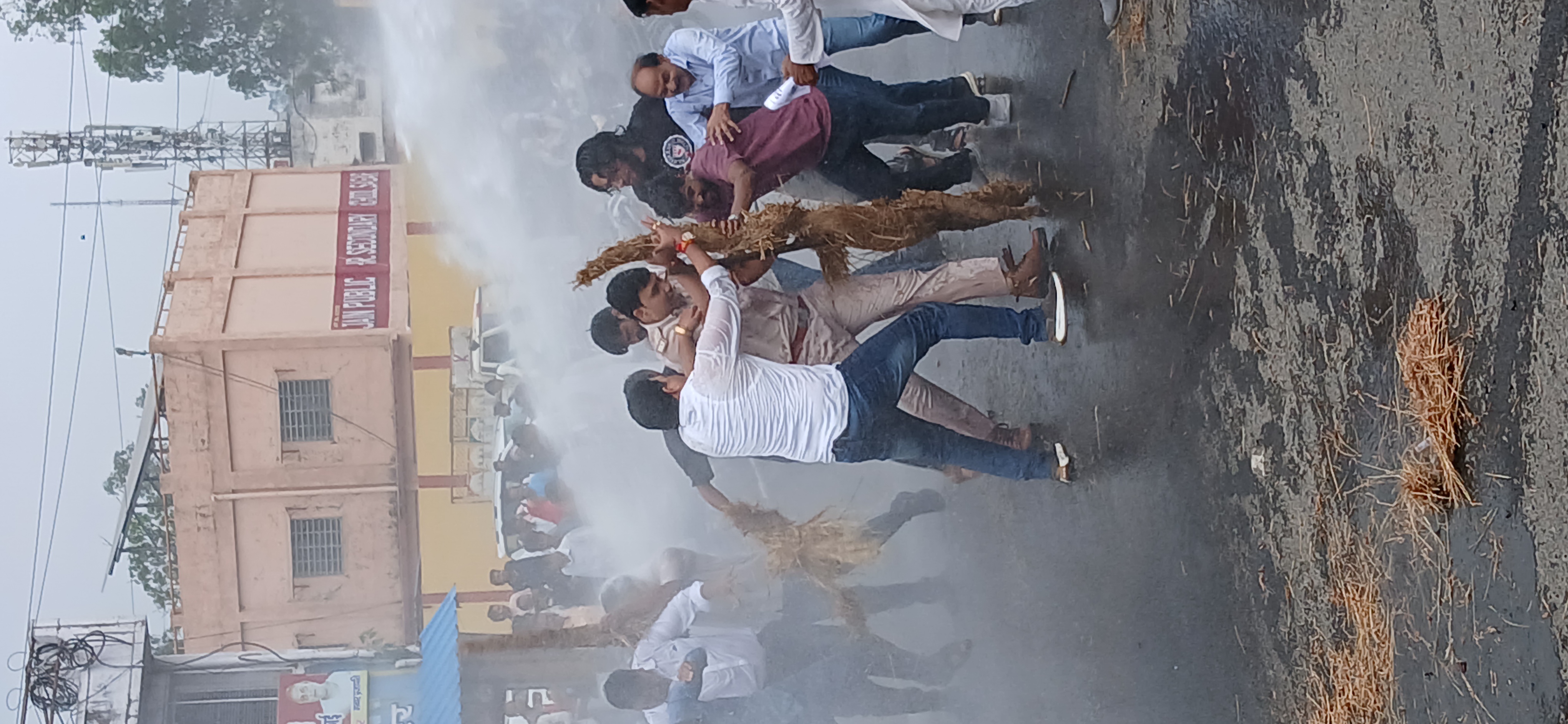 वाटर कैनन का उपयोग कर कांग्रेसियों को खदेड़ा।