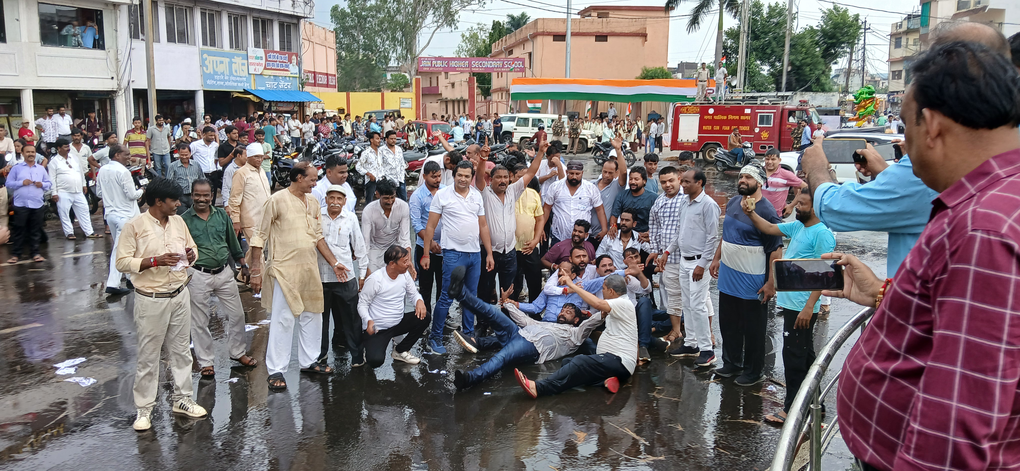 प्रदर्शन करते कांग्रेसी।