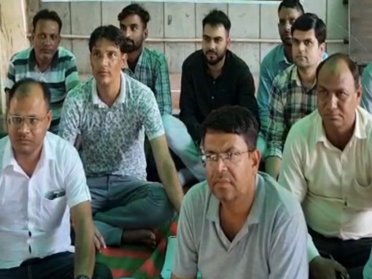 बीएसएनल ऑफिस के बाहर धरने पर बैठे कर्मचारी।