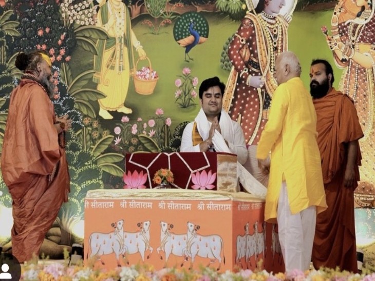 मंच पर आरएसएस प्रमुख मोहन भागवत से आशीर्वाद लेते हुए कथावाचक पंडित इंद्रेश उपाध्याय।
