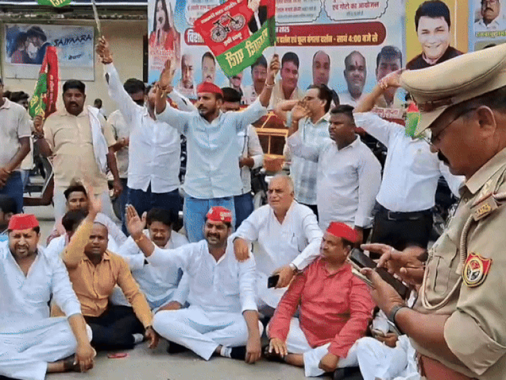 पुलिस की मौजूदगी में प्रदर्शन करते इंडिया गठबंध के कार्यकर्ता