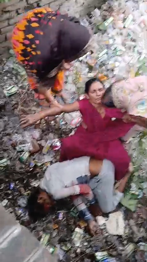 आजमगढ़ में युवक की हत्या के बाद बेहोश हुई मां।