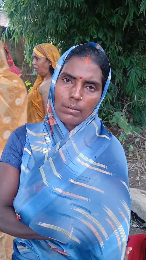 आजमगढ़ में ठेके के विरोध में उतरी महिलाएं, सरोज देवी बोली होगा चक्का जाम।