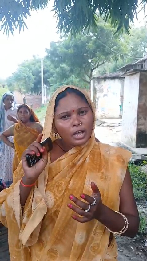 आजमगढ़ में मंजू देवी बोली सुबह पांच बजे से ही बिकती है शराब।