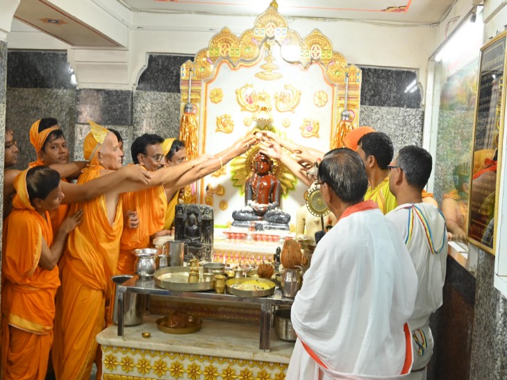 जैन समाज की ओर से पंचामृत अभिषेक किया गया।