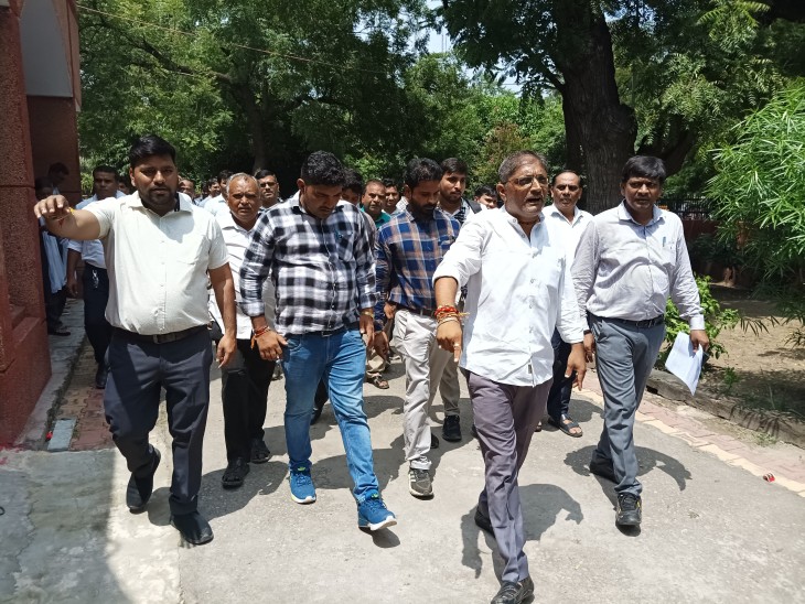 DM को ज्ञापन देने जाते है राजस्व कर्मी