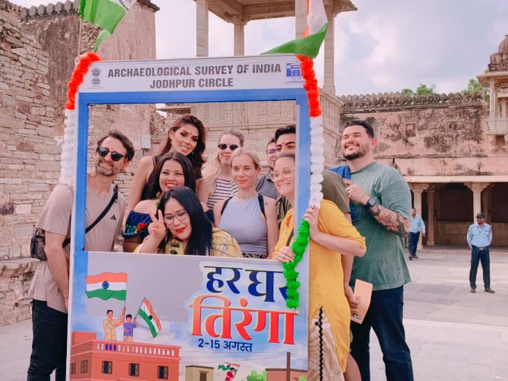 हर घर तिरंगा के सेल्फी प्वाइंट पर पोज देते विदेशी मेहमान।