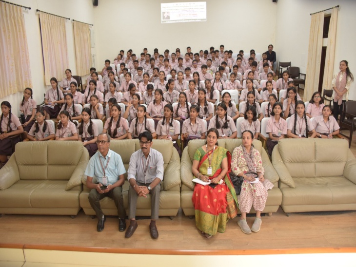 कार्यक्रम में उपस्थित स्टूडेंट्स।