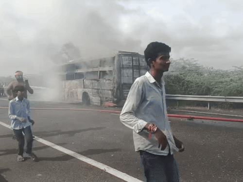 फायर ब्रिगेड की टीम ने करीब 30 मिनट की मशक्कत के बाद आग पर काबू पाया, लेकिन तब तक बस पूरी तरह जल गई।