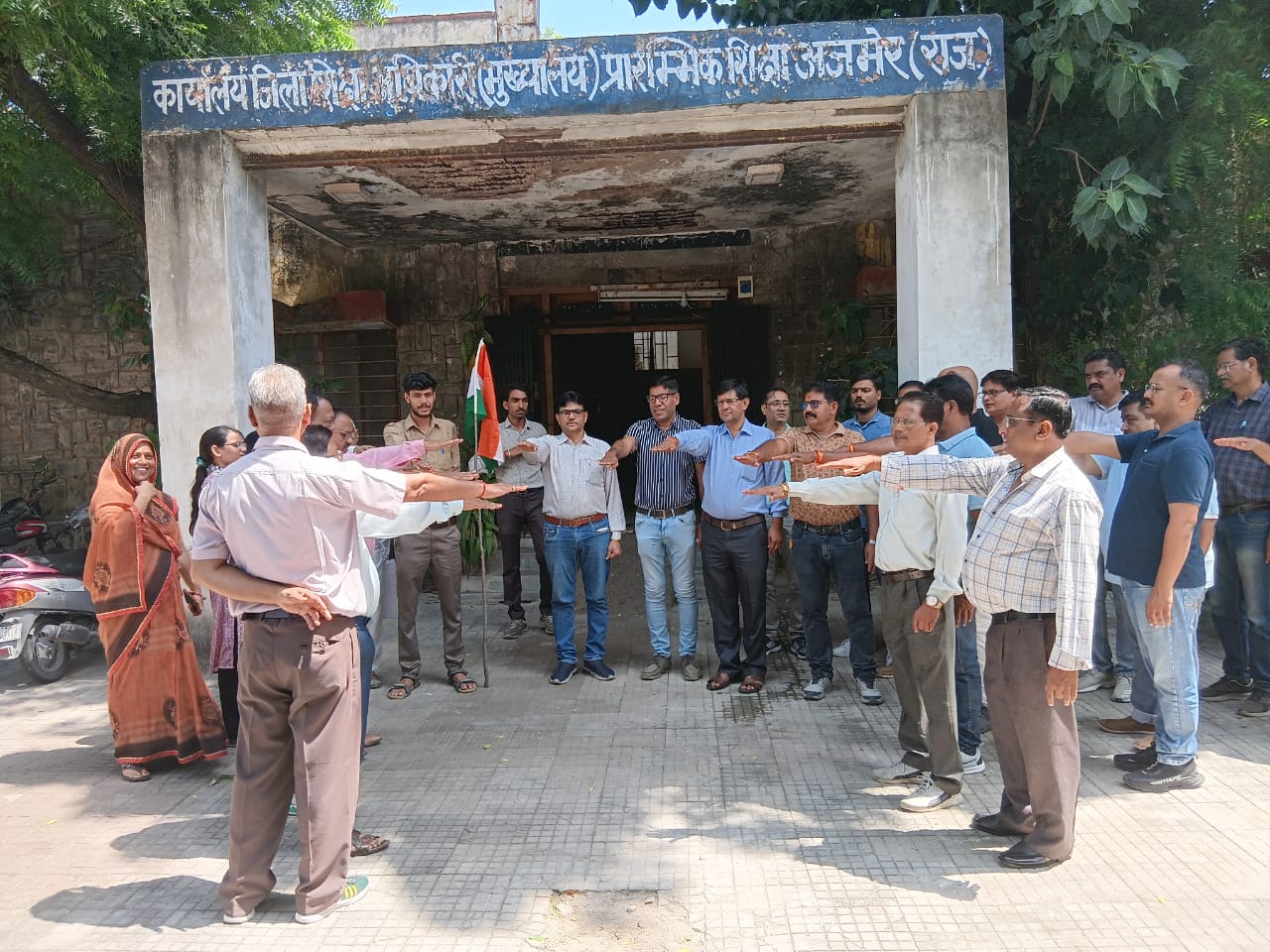 जिला शिक्षा अधिकारी प्रारम्भिक शिक्षा कार्यालय में दिलाई गई शपथ।