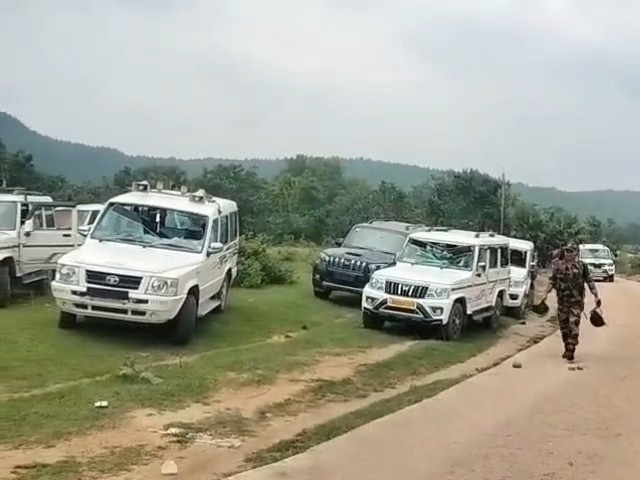 उग्र ग्रामीणों ने गाड़ियों के शीशे तोड़ दिए।