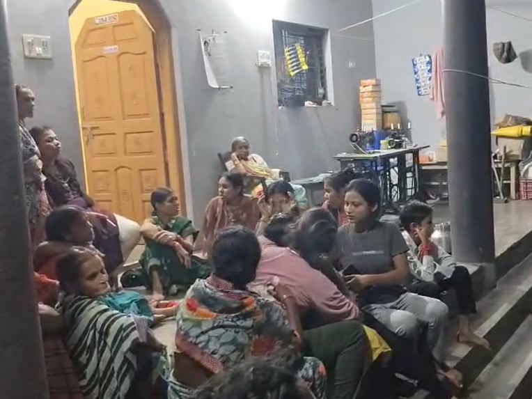 घर में परिजनों का रो-रोकर बुरा हाल है।
