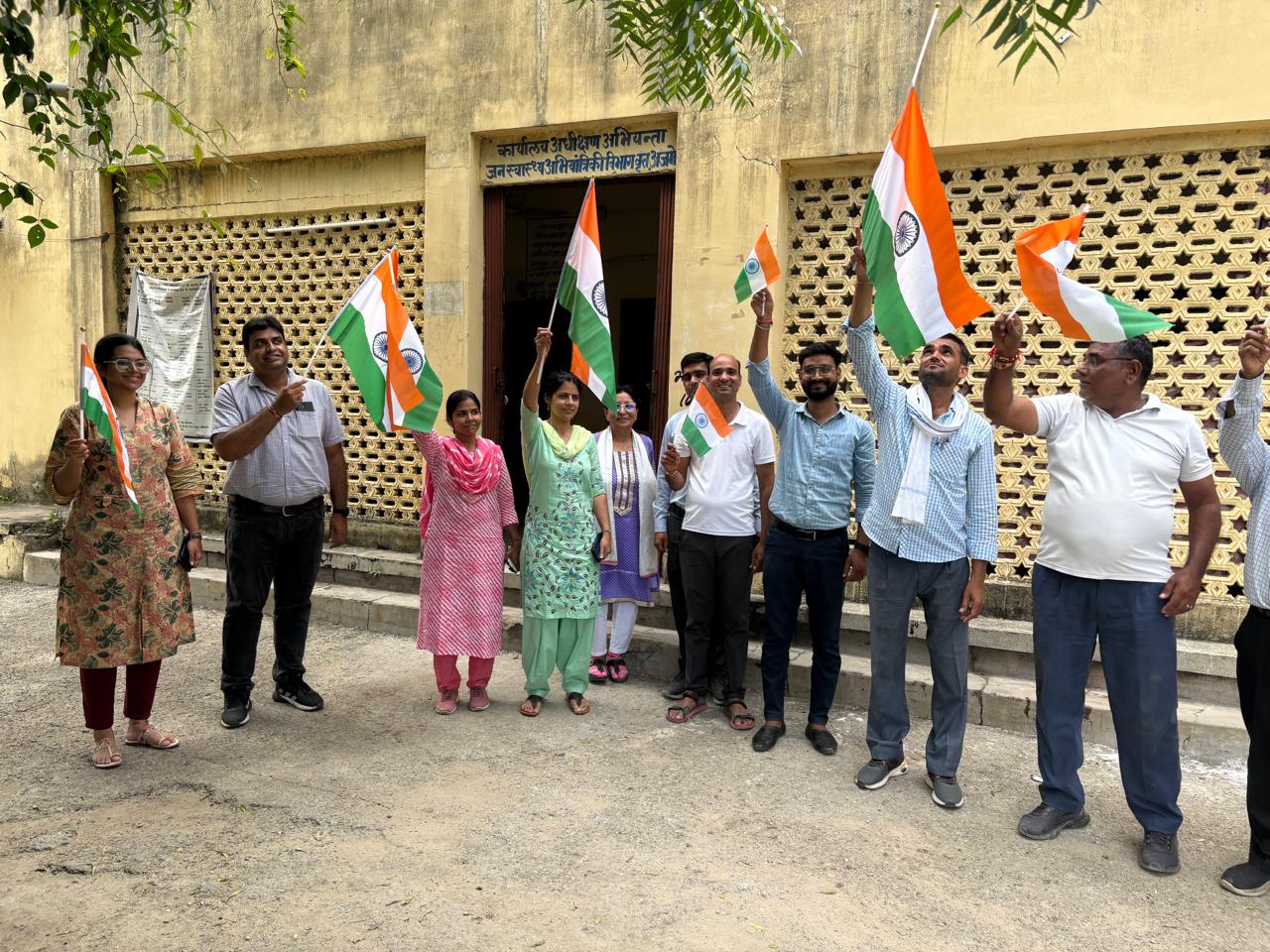 जल संसाधन विभाग के अधीक्षण अभियंता कार्यालय में दिलाई गई शपथ।