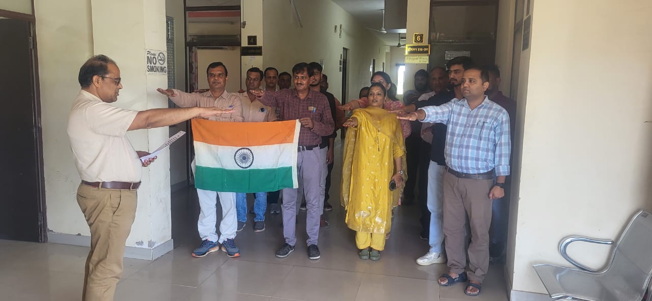 आु़यर्वेद विभाग में दिलाई गई शपथ।