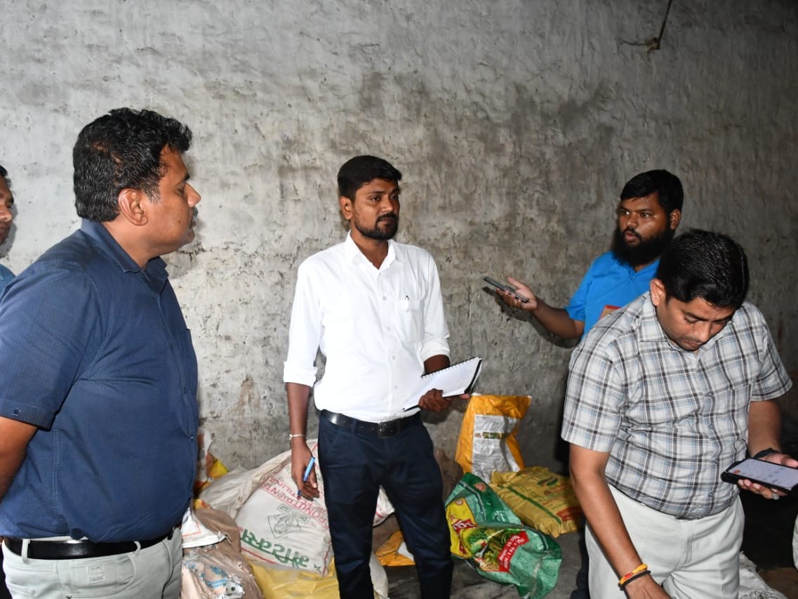 Two more shops were sealed, farmers' fertilizer was being sold in Nepal | सिद्धार्थनगर में खाद घोटाला: दो और दुकानें सील, नेपाल में बेची जा रही थी किसानों की खाद - Siddharthnagar