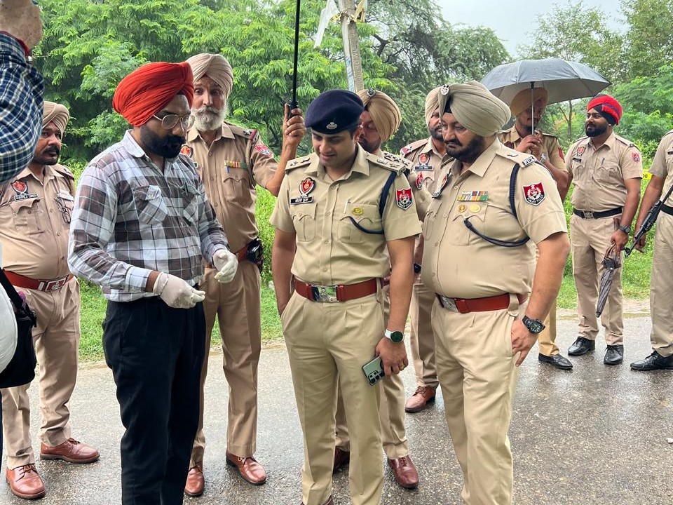 मौके पर जांच करते हुए एसएसपी गौरव तूरा व अन्य अधिकारी।