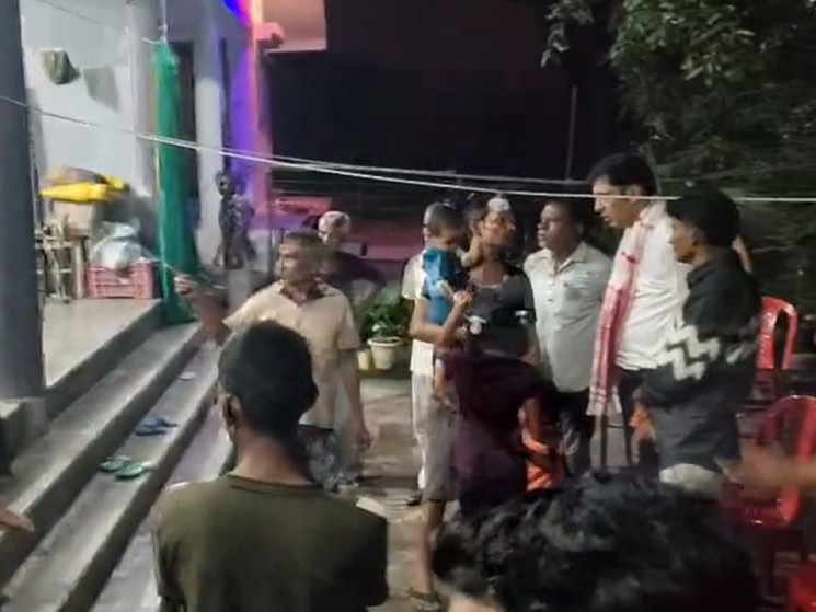 हादसे की सूचना मिलते ही घर में लोगों की भीड़ लग गई।